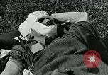 Standbild verwundet Airborne Truppe Soldaten St. Mere Eglise Frankreich, 1944, aus Sekunde 55 historischem Filmmaterial Videoclip 65675038877