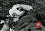 Standbild verwundet Airborne Truppe Soldaten St. Mere Eglise Frankreich, 1944, aus Sekunde 56 historischem Filmmaterial Videoclip 65675038877