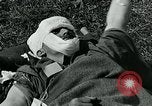 Standbild verwundet Airborne Truppe Soldaten St. Mere Eglise Frankreich, 1944, aus Sekunde 57 historischem Filmmaterial Videoclip 65675038877