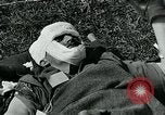 Standbild verwundet Airborne Truppe Soldaten St. Mere Eglise Frankreich, 1944, aus Sekunde 58 historischem Filmmaterial Videoclip 65675038877