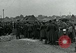 Standbild deutschen Kriegsgefangenen Southampton England, 1944, aus Sekunde 6 historischem Filmmaterial Videoclip 65675038879