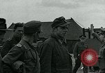 Standbild deutschen Kriegsgefangenen Southampton England, 1944, aus Sekunde 42 historischem Filmmaterial Videoclip 65675038879
