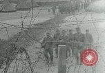 Standbild deutschen Kriegsgefangenen Southhampton England, 1944, aus Sekunde 4 historischem Filmmaterial Videoclip 65675038880