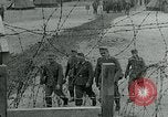 Standbild deutschen Kriegsgefangenen Southhampton England, 1944, aus Sekunde 6 historischem Filmmaterial Videoclip 65675038880