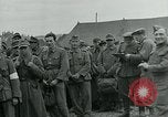 Standbild deutschen Kriegsgefangenen Southhampton England, 1944, aus Sekunde 24 historischem Filmmaterial Videoclip 65675038880