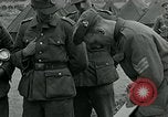 Standbild deutschen Kriegsgefangenen Southhampton England, 1944, aus Sekunde 39 historischem Filmmaterial Videoclip 65675038880