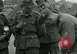 Standbild deutschen Kriegsgefangenen Southhampton England, 1944, aus Sekunde 44 historischem Filmmaterial Videoclip 65675038880