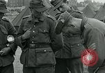 Standbild deutschen Kriegsgefangenen Southhampton England, 1944, aus Sekunde 45 historischem Filmmaterial Videoclip 65675038880