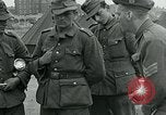 Standbild deutschen Kriegsgefangenen Southhampton England, 1944, aus Sekunde 49 historischem Filmmaterial Videoclip 65675038880