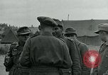 Standbild deutschen Kriegsgefangenen Southhampton England, 1944, aus Sekunde 61 historischem Filmmaterial Videoclip 65675038880