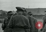 Standbild deutschen Kriegsgefangenen Southhampton England, 1944, aus Sekunde 62 historischem Filmmaterial Videoclip 65675038880