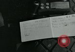 Image Les parachutistes des États-Unis cherchent des indications auprès de la population locale Holland Hollande, 1944, de la seconde 4 séquences d'archives historiques vidéo 65675038888