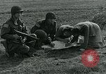 Image Les parachutistes des États-Unis cherchent des indications auprès de la population locale Holland Hollande, 1944, de la seconde 5 séquences d'archives historiques vidéo 65675038888