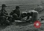 Image Les parachutistes des États-Unis cherchent des indications auprès de la population locale Holland Hollande, 1944, de la seconde 6 séquences d'archives historiques vidéo 65675038888