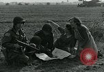 Image Les parachutistes des États-Unis cherchent des indications auprès de la population locale Holland Hollande, 1944, de la seconde 7 séquences d'archives historiques vidéo 65675038888