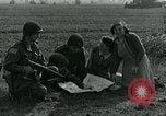 Image Les parachutistes des États-Unis cherchent des indications auprès de la population locale Holland Hollande, 1944, de la seconde 8 séquences d'archives historiques vidéo 65675038888
