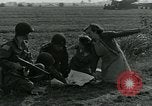 Image Les parachutistes des États-Unis cherchent des indications auprès de la population locale Holland Hollande, 1944, de la seconde 9 séquences d'archives historiques vidéo 65675038888