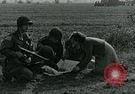 Image Les parachutistes des États-Unis cherchent des indications auprès de la population locale Holland Hollande, 1944, de la seconde 10 séquences d'archives historiques vidéo 65675038888