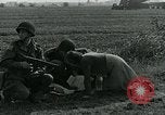 Image Les parachutistes des États-Unis cherchent des indications auprès de la population locale Holland Hollande, 1944, de la seconde 11 séquences d'archives historiques vidéo 65675038888
