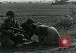 Image Les parachutistes des États-Unis cherchent des indications auprès de la population locale Holland Hollande, 1944, de la seconde 12 séquences d'archives historiques vidéo 65675038888
