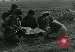 Image Les parachutistes des États-Unis cherchent des indications auprès de la population locale Holland Hollande, 1944, de la seconde 13 séquences d'archives historiques vidéo 65675038888