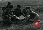 Image Les parachutistes des États-Unis cherchent des indications auprès de la population locale Holland Hollande, 1944, de la seconde 14 séquences d'archives historiques vidéo 65675038888