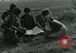 Image Les parachutistes des États-Unis cherchent des indications auprès de la population locale Holland Hollande, 1944, de la seconde 15 séquences d'archives historiques vidéo 65675038888