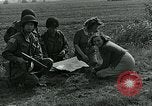 Image Les parachutistes des États-Unis cherchent des indications auprès de la population locale Holland Hollande, 1944, de la seconde 16 séquences d'archives historiques vidéo 65675038888