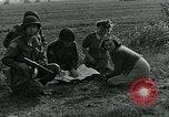 Image Les parachutistes des États-Unis cherchent des indications auprès de la population locale Holland Hollande, 1944, de la seconde 17 séquences d'archives historiques vidéo 65675038888