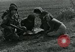 Image Les parachutistes des États-Unis cherchent des indications auprès de la population locale Holland Hollande, 1944, de la seconde 18 séquences d'archives historiques vidéo 65675038888