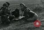 Image Les parachutistes des États-Unis cherchent des indications auprès de la population locale Holland Hollande, 1944, de la seconde 19 séquences d'archives historiques vidéo 65675038888