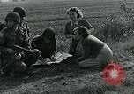 Image Les parachutistes des États-Unis cherchent des indications auprès de la population locale Holland Hollande, 1944, de la seconde 20 séquences d'archives historiques vidéo 65675038888