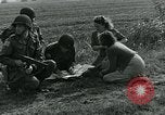 Image Les parachutistes des États-Unis cherchent des indications auprès de la population locale Holland Hollande, 1944, de la seconde 21 séquences d'archives historiques vidéo 65675038888