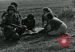 Image Les parachutistes des États-Unis cherchent des indications auprès de la population locale Holland Hollande, 1944, de la seconde 22 séquences d'archives historiques vidéo 65675038888