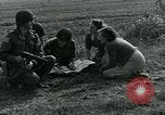 Image Les parachutistes des États-Unis cherchent des indications auprès de la population locale Holland Hollande, 1944, de la seconde 23 séquences d'archives historiques vidéo 65675038888