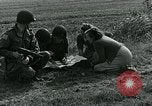 Image Les parachutistes des États-Unis cherchent des indications auprès de la population locale Holland Hollande, 1944, de la seconde 24 séquences d'archives historiques vidéo 65675038888