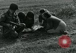 Image Les parachutistes des États-Unis cherchent des indications auprès de la population locale Holland Hollande, 1944, de la seconde 25 séquences d'archives historiques vidéo 65675038888
