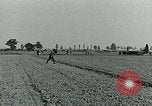Image Les parachutistes des États-Unis cherchent des indications auprès de la population locale Holland Hollande, 1944, de la seconde 27 séquences d'archives historiques vidéo 65675038888
