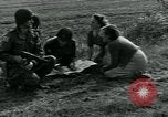 Image Les parachutistes des États-Unis cherchent des indications auprès de la population locale Holland Hollande, 1944, de la seconde 28 séquences d'archives historiques vidéo 65675038888