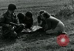Image Les parachutistes des États-Unis cherchent des indications auprès de la population locale Holland Hollande, 1944, de la seconde 29 séquences d'archives historiques vidéo 65675038888