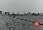 Image Les parachutistes des États-Unis cherchent des indications auprès de la population locale Holland Hollande, 1944, de la seconde 32 séquences d'archives historiques vidéo 65675038888