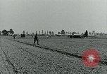 Image Les parachutistes des États-Unis cherchent des indications auprès de la population locale Holland Hollande, 1944, de la seconde 33 séquences d'archives historiques vidéo 65675038888