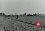 Image Les parachutistes des États-Unis cherchent des indications auprès de la population locale Holland Hollande, 1944, de la seconde 34 séquences d'archives historiques vidéo 65675038888