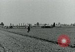 Image Les parachutistes des États-Unis cherchent des indications auprès de la population locale Holland Hollande, 1944, de la seconde 35 séquences d'archives historiques vidéo 65675038888