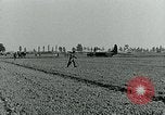 Image Les parachutistes des États-Unis cherchent des indications auprès de la population locale Holland Hollande, 1944, de la seconde 36 séquences d'archives historiques vidéo 65675038888