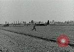 Image Les parachutistes des États-Unis cherchent des indications auprès de la population locale Holland Hollande, 1944, de la seconde 37 séquences d'archives historiques vidéo 65675038888
