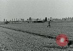 Image Les parachutistes des États-Unis cherchent des indications auprès de la population locale Holland Hollande, 1944, de la seconde 40 séquences d'archives historiques vidéo 65675038888