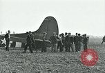 Image Les parachutistes des États-Unis cherchent des indications auprès de la population locale Holland Hollande, 1944, de la seconde 41 séquences d'archives historiques vidéo 65675038888