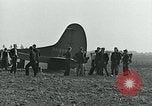 Image Les parachutistes des États-Unis cherchent des indications auprès de la population locale Holland Hollande, 1944, de la seconde 42 séquences d'archives historiques vidéo 65675038888