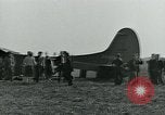 Image Les parachutistes des États-Unis cherchent des indications auprès de la population locale Holland Hollande, 1944, de la seconde 43 séquences d'archives historiques vidéo 65675038888